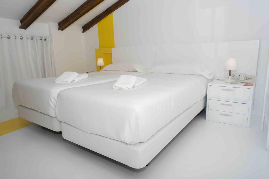 Postel nebo postele na pokoji v ubytování Hotel Almunia