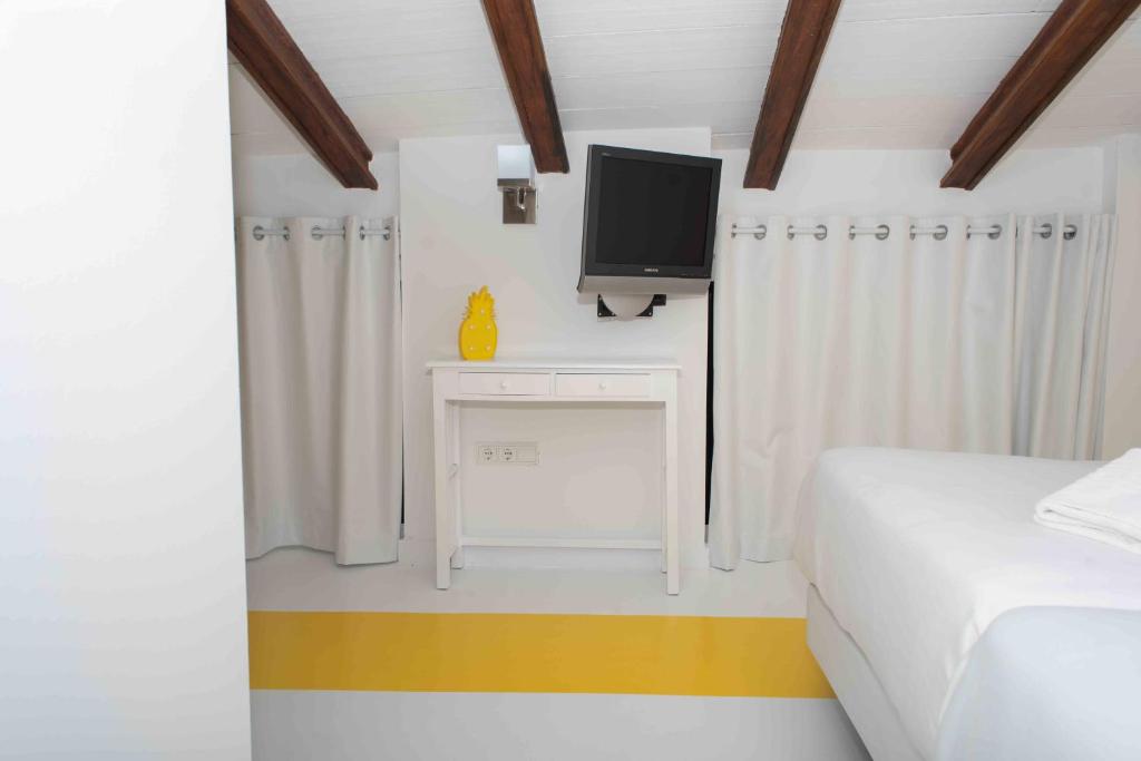 TV a/nebo společenská místnost v ubytování Hotel Almunia