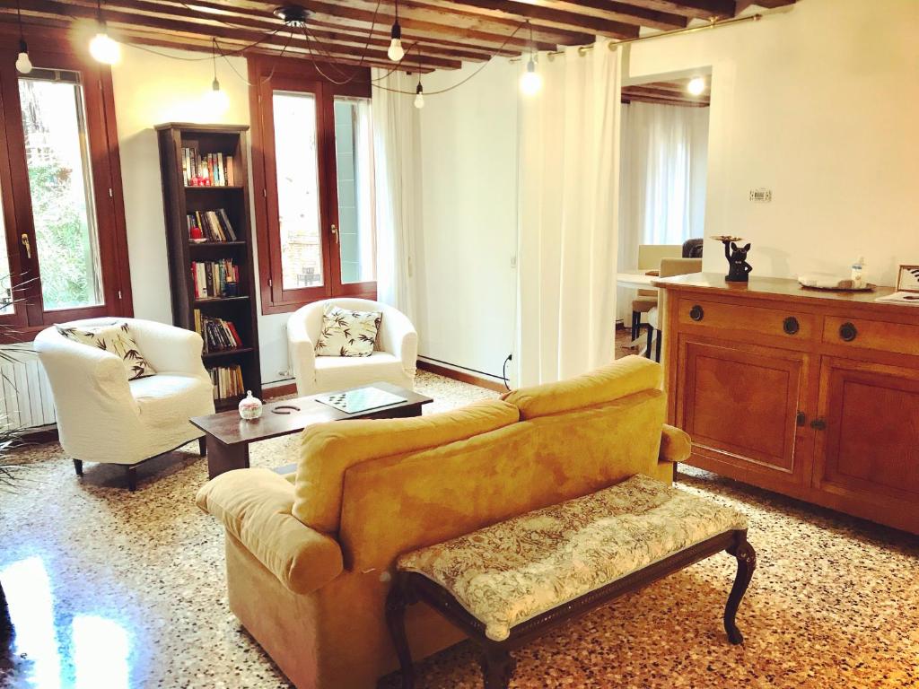 Posezení v ubytování Venice and Venice Apartments - private rooms in shared apartment