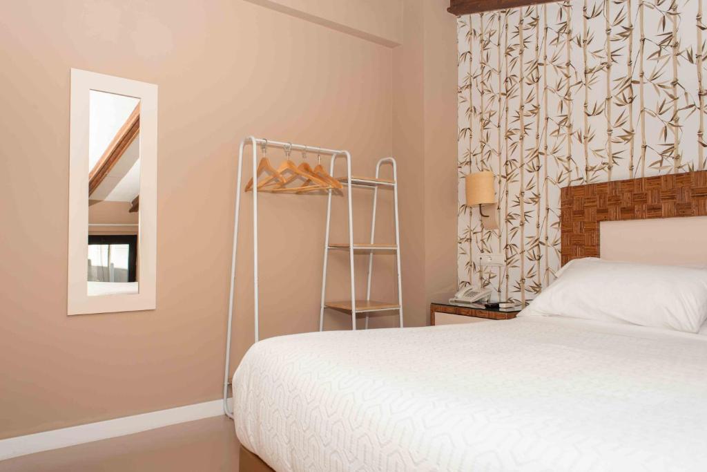 Postel nebo postele na pokoji v ubytování Hotel Almunia