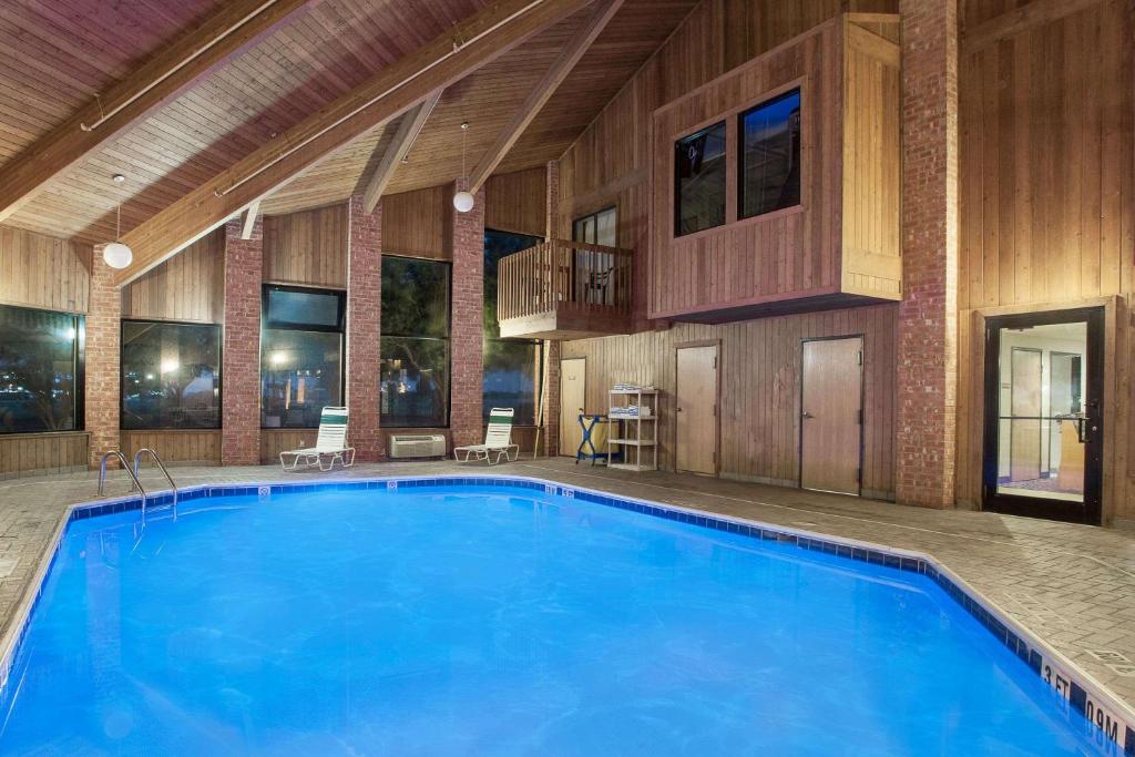 Baymont Inn & Suites San Marcos photo