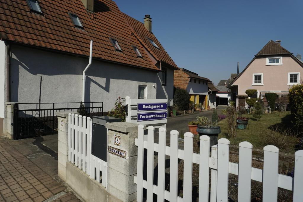 a white picket fence in front of a house at Feriendomizil Burgert EG Nähe Europapark in Kippenheim