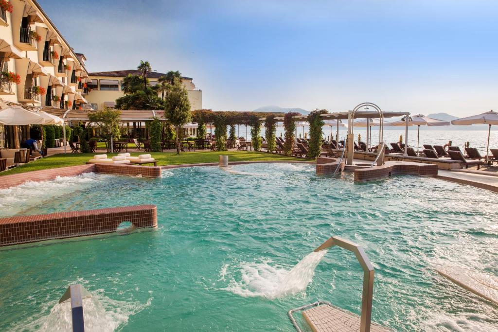 uma piscina com escorrega num hotel em Grand Hotel Terme em Sirmione