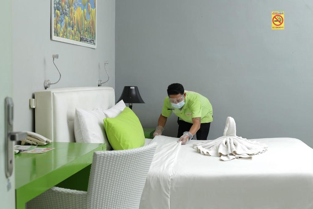 Postel nebo postele na pokoji v ubytování Negara Hotel - CHSE Certified