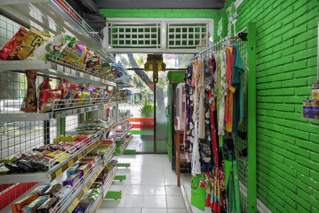 Supermarket nebo jiné obchody v  hotelu nebo okolí