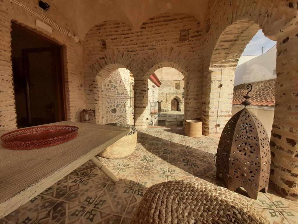 une chambre avec une table et des chaises dans un bâtiment dans l'établissement Hotel Palacio Conde del Álamo, à Aroche