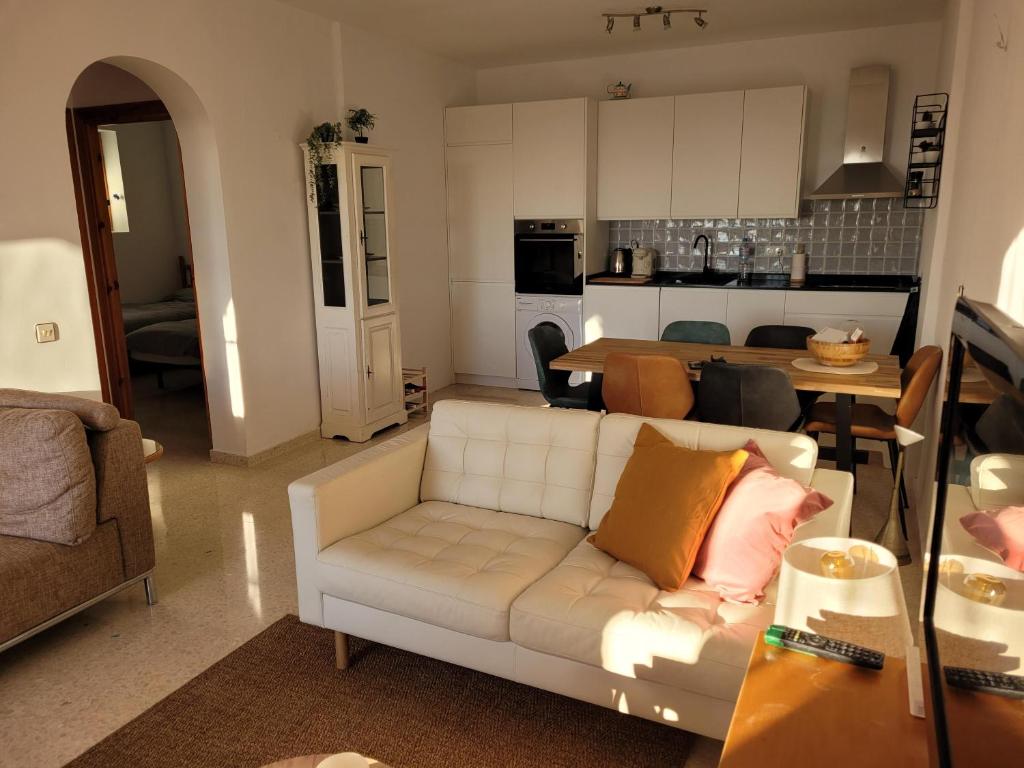 salon z białą kanapą i kuchnią w obiekcie Apartamento de lujo Nerja w mieście Nerja