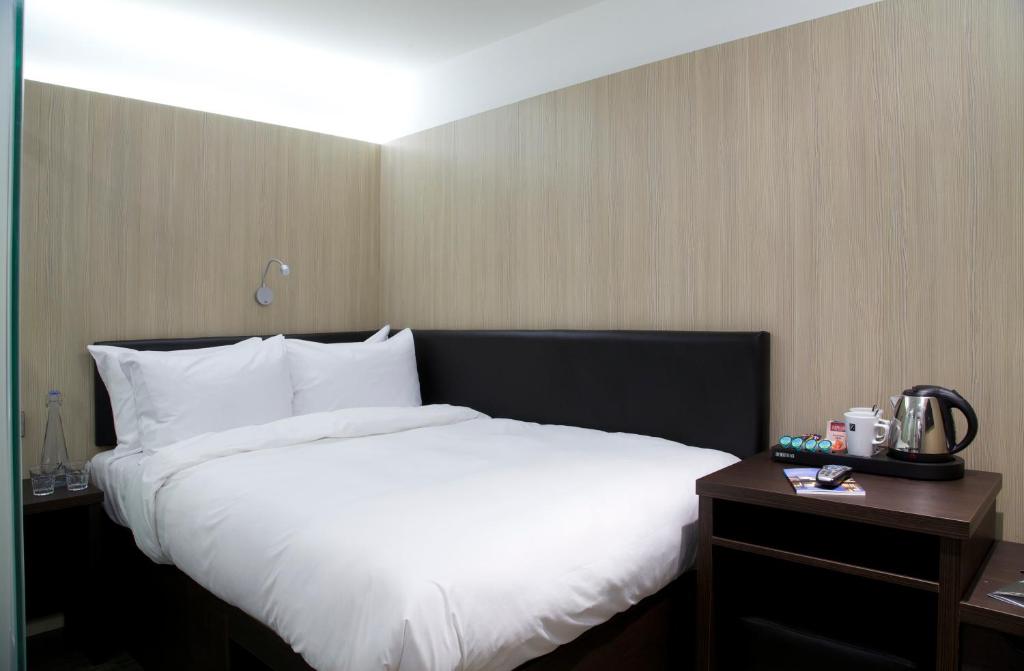 
Queen Room without Window
