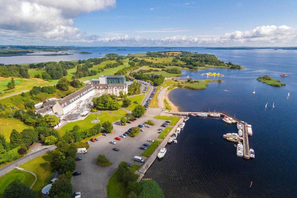 uma vista aérea de uma marina com barcos na água em Hodson Bay Hotel em Athlone