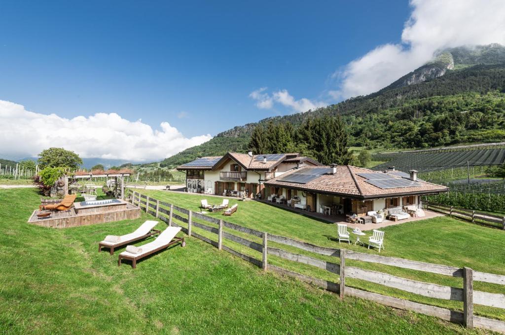 una casa en un campo con una valla en Berry House, en Vigolo Vattaro