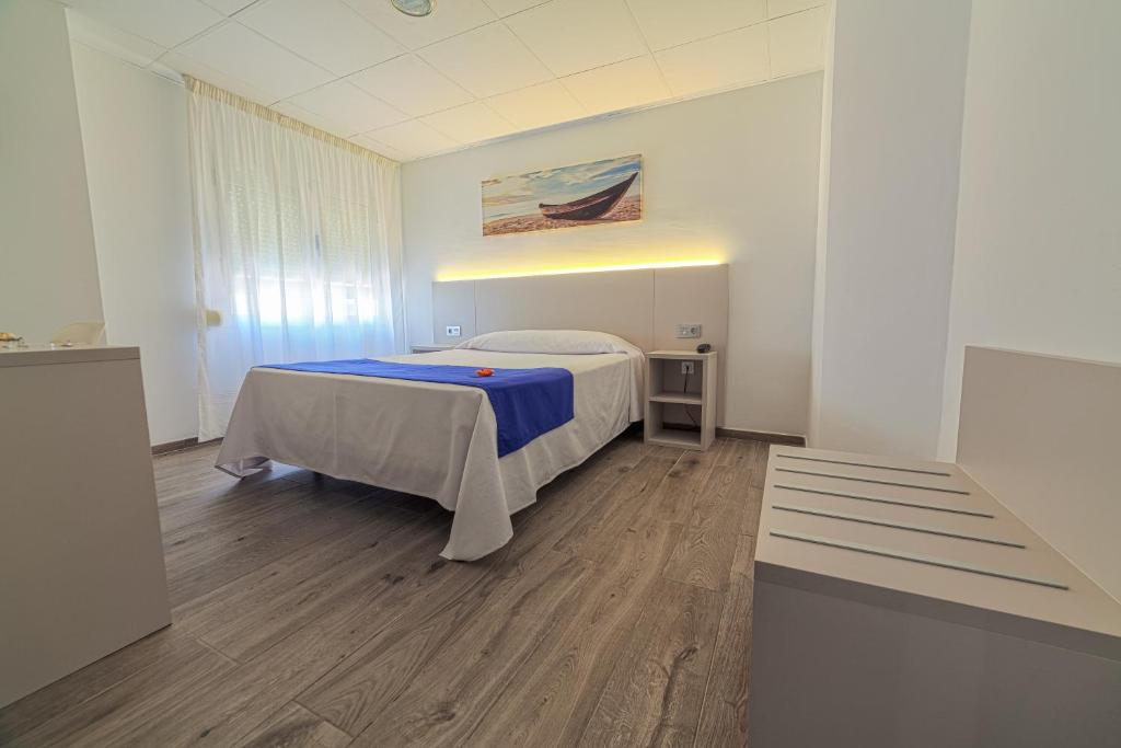 Habitación hospitalaria con cama y banco en La Perla en Almería