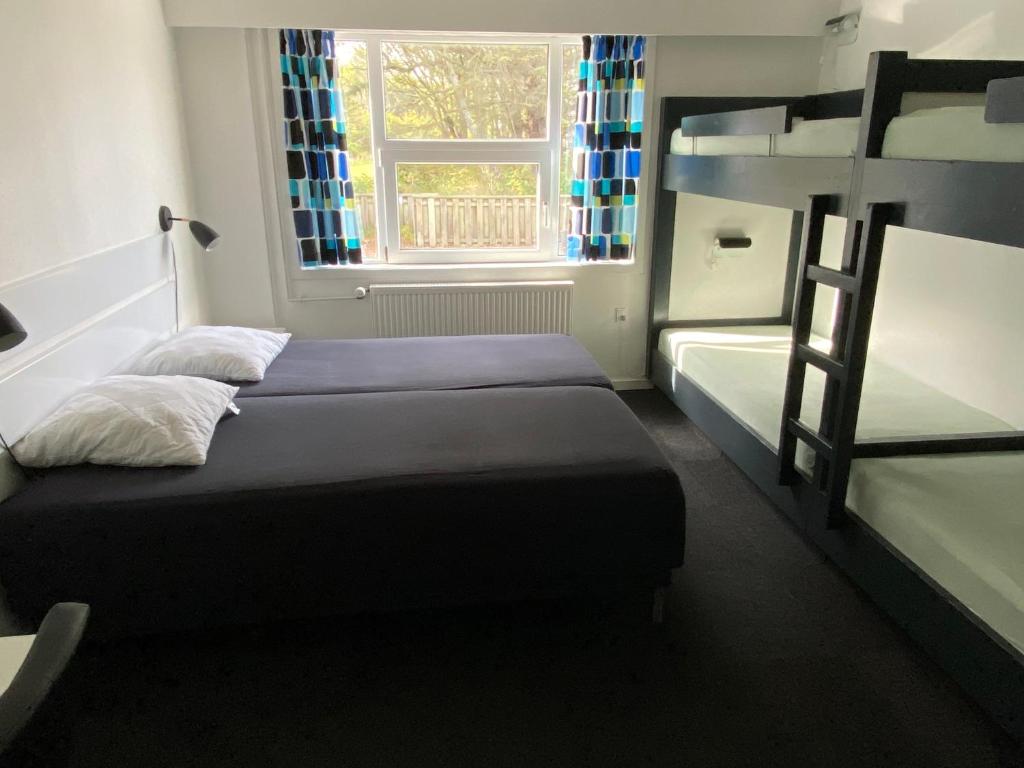Postel nebo postele na pokoji v ubytování Løkken Hostel