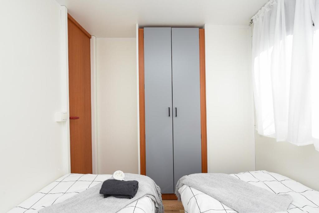 Postel nebo postele na pokoji v ubytování MIA mobile home with jacuzzi