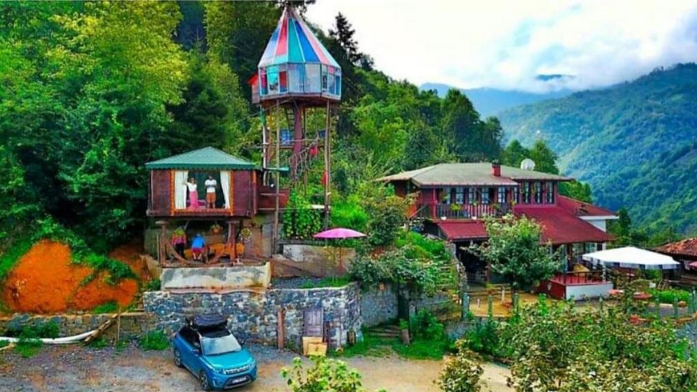 een huis met een auto ervoor geparkeerd bij Olimbera Köy Evi in Artvin