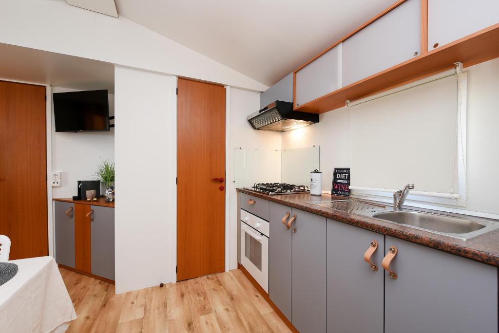 Kuchyň nebo kuchyňský kout v ubytování MIA mobile home with jacuzzi