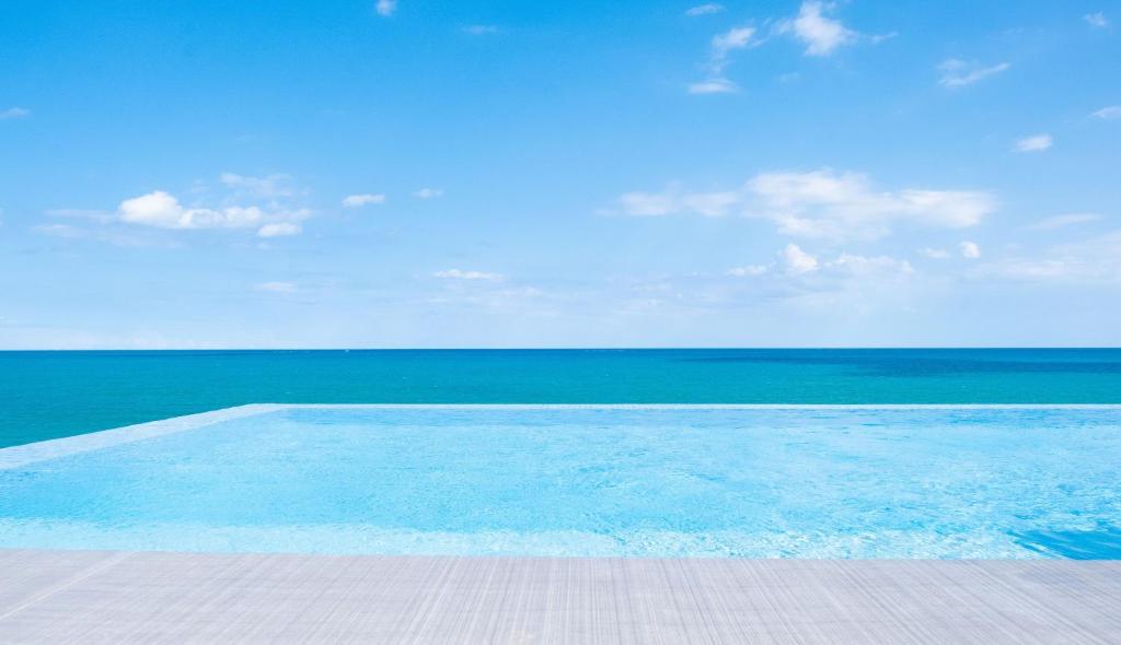 una piscina con el océano en el fondo en PISO-DEL-PLAYA en Guardamar del Segura