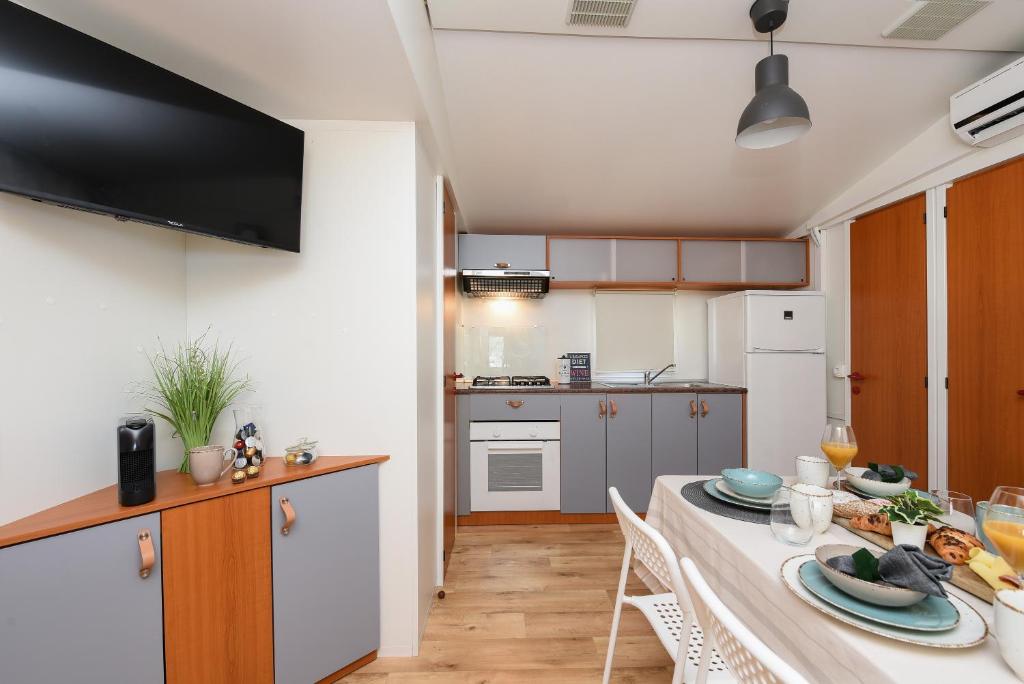 Kuchyň nebo kuchyňský kout v ubytování MIA mobile home with jacuzzi