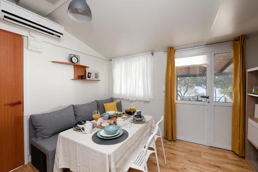 Kuchyň nebo kuchyňský kout v ubytování MIA mobile home with jacuzzi