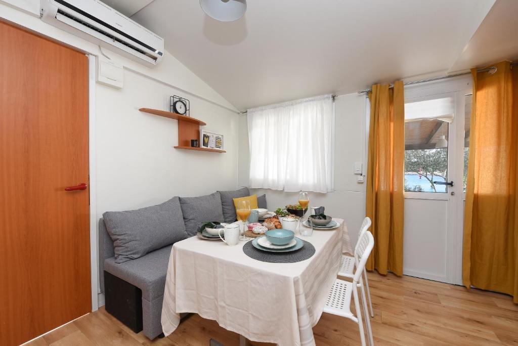 Kuchyň nebo kuchyňský kout v ubytování MIA mobile home with jacuzzi