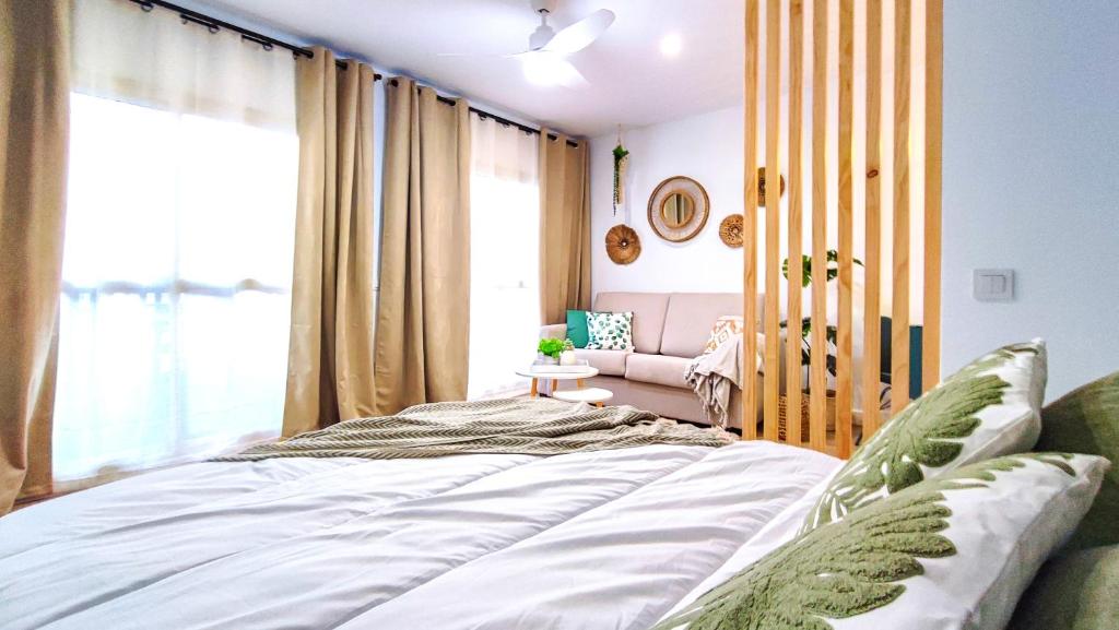 A bed or beds in a room at OleHolidays 616 Romana Playa junto al mar