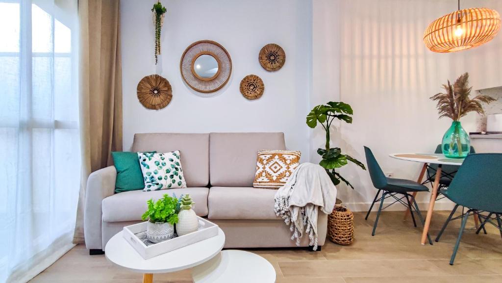 A seating area at OleHolidays 616 Romana Playa junto al mar