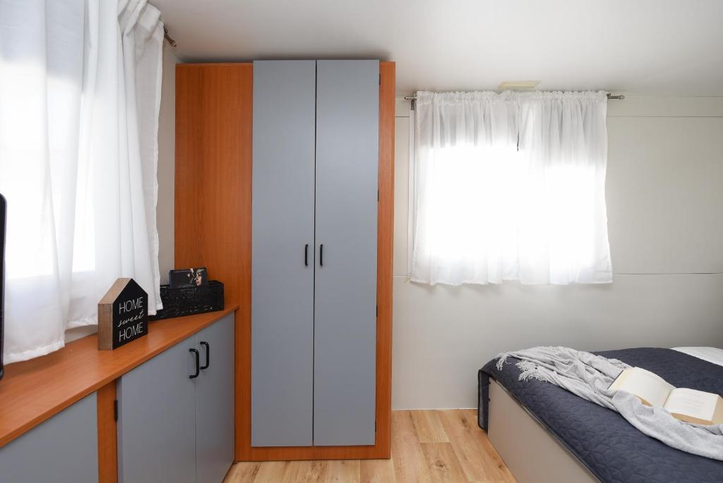 Postel nebo postele na pokoji v ubytování MIA mobile home with jacuzzi