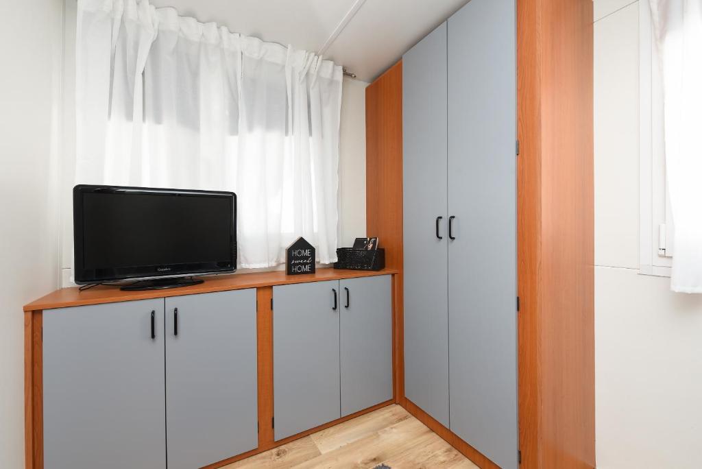 Kuchyň nebo kuchyňský kout v ubytování MIA mobile home with jacuzzi