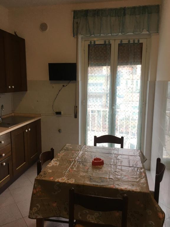 A kitchen or kitchenette at Appartamento MIRAMARE, 2 camere, cucina, bagno,