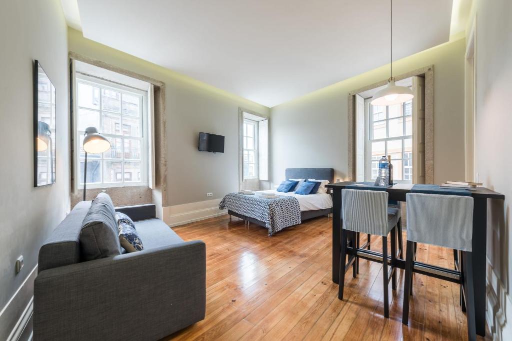 ein Wohnzimmer mit einem Sofa und einem Esszimmer in der Unterkunft GuestReady - Modern luxe getaway in Vitória in Porto