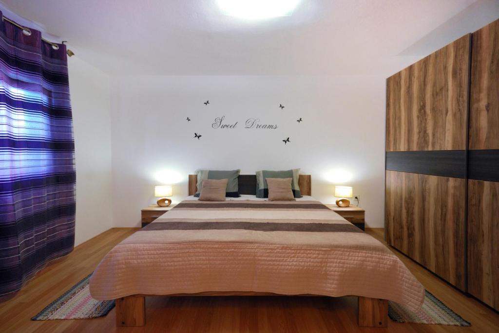 1 dormitorio con 1 cama grande en una habitación en Apartment Luti Pula, en Pula