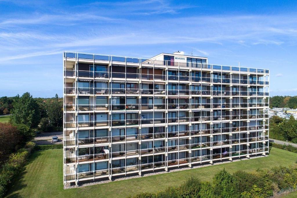una vista aérea de un gran edificio de apartamentos en Haus-Belvedere-Wohnung-75-Silbermoewe, en Großenbrode
