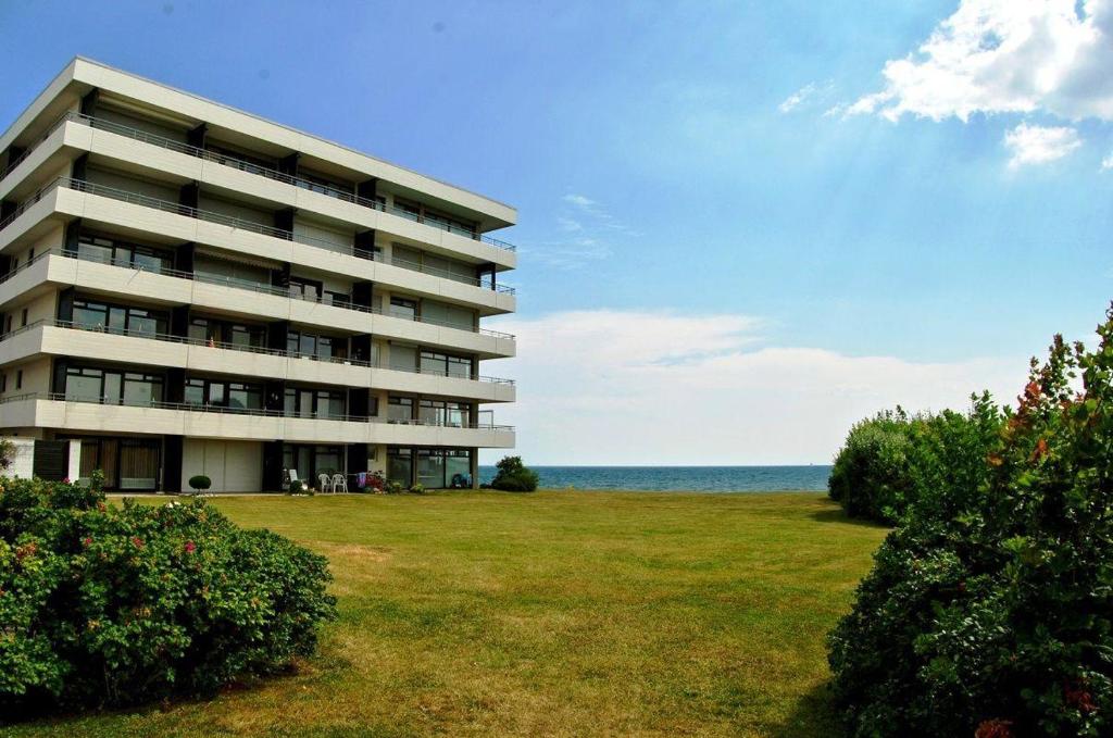 un grande condominio con l'oceano sullo sfondo di Haus-Hamburg-Berlin-Wohnung-Kajuete-31 a Grossenbrode