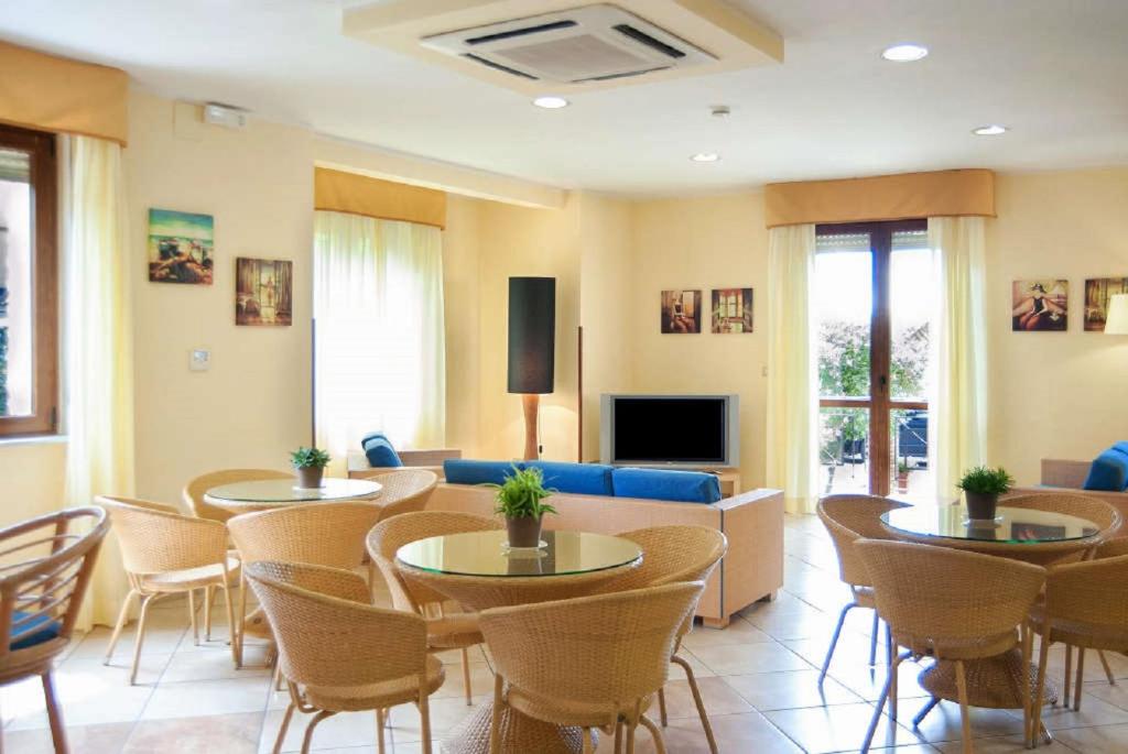 A television and/or entertainment centre at Hotel Orion