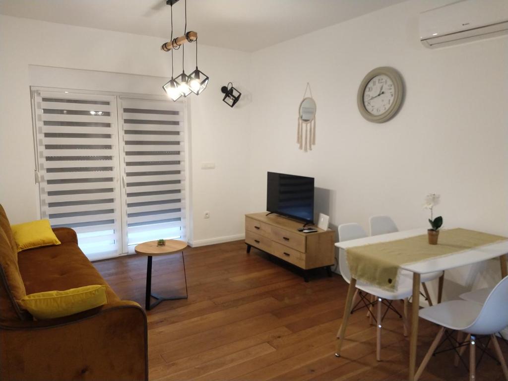 Televízia a/alebo spoločenská miestnosť v ubytovaní Apartman R&B Zadar
