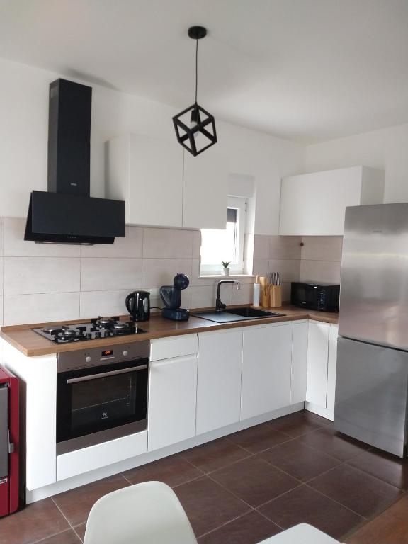 Kuchyňa alebo kuchynka v ubytovaní Apartman R&B Zadar