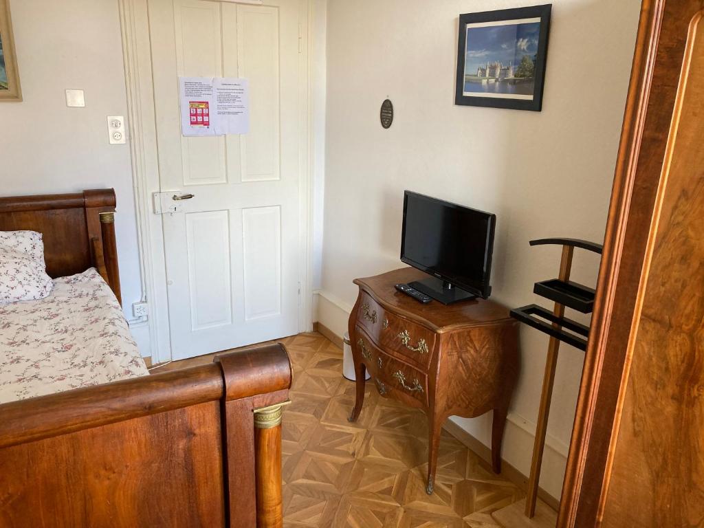 TV a/nebo společenská místnost v ubytování Zimmer Solothurn Luterbach