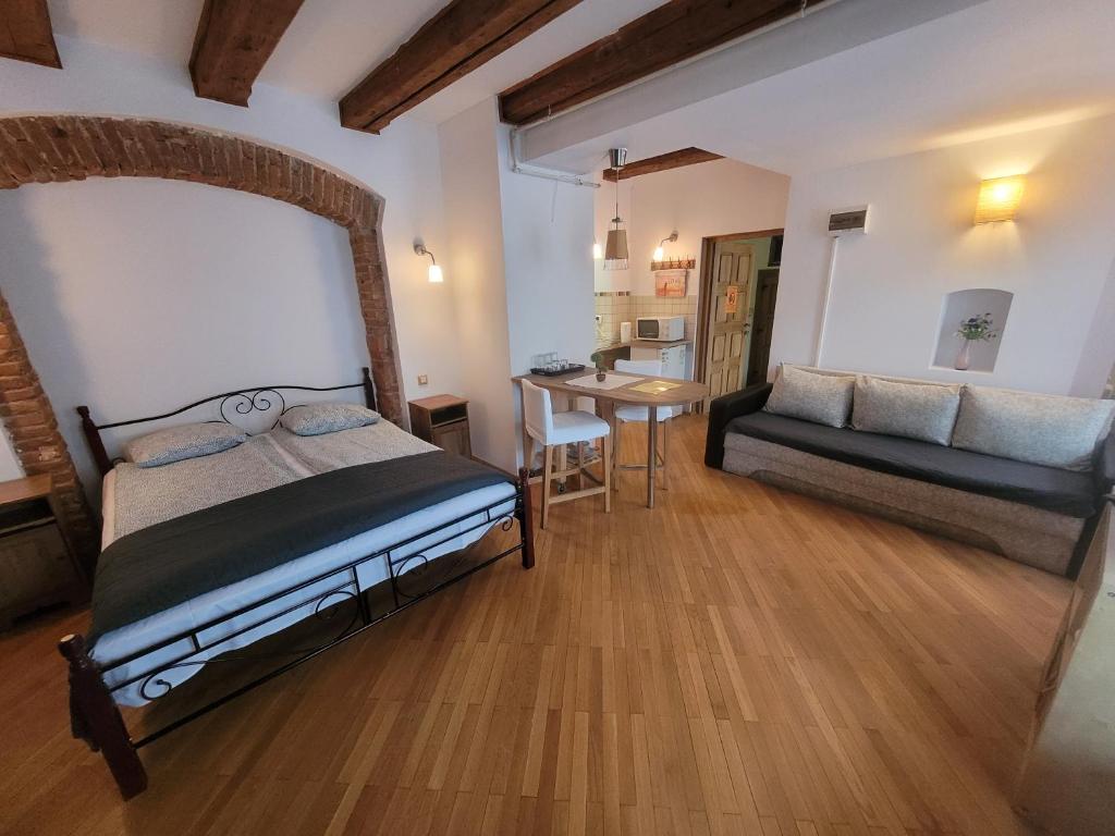 Main Square Apartments & More - Estudio Triple Estándar