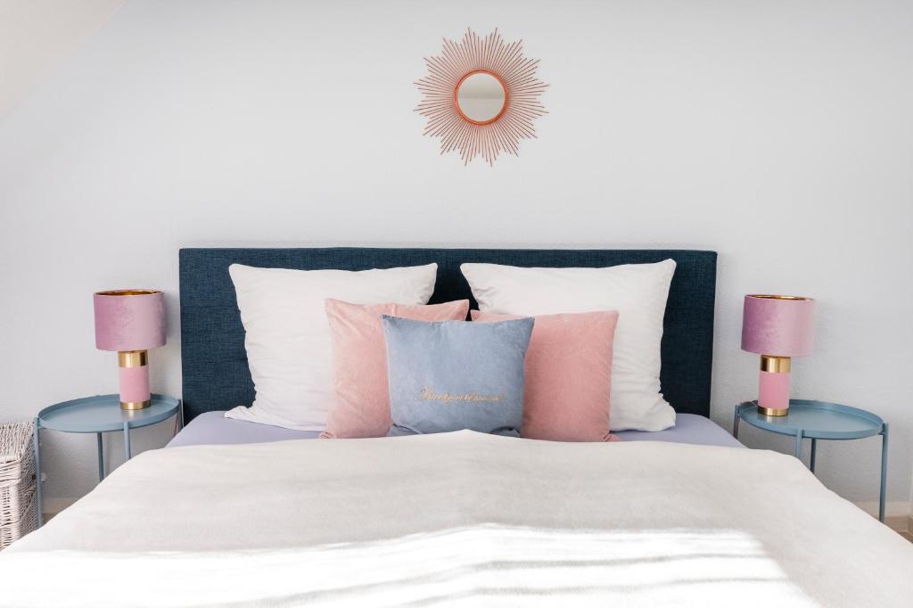 a bedroom with a bed with pink and blue pillows at Buerpartment in Gelsenkirchen