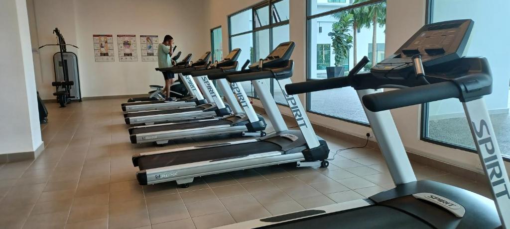 Fitness centrum a/nebo fitness zařízení v ubytování HOMESTAY ARC AUSTIN HILLS JB 4-5pax