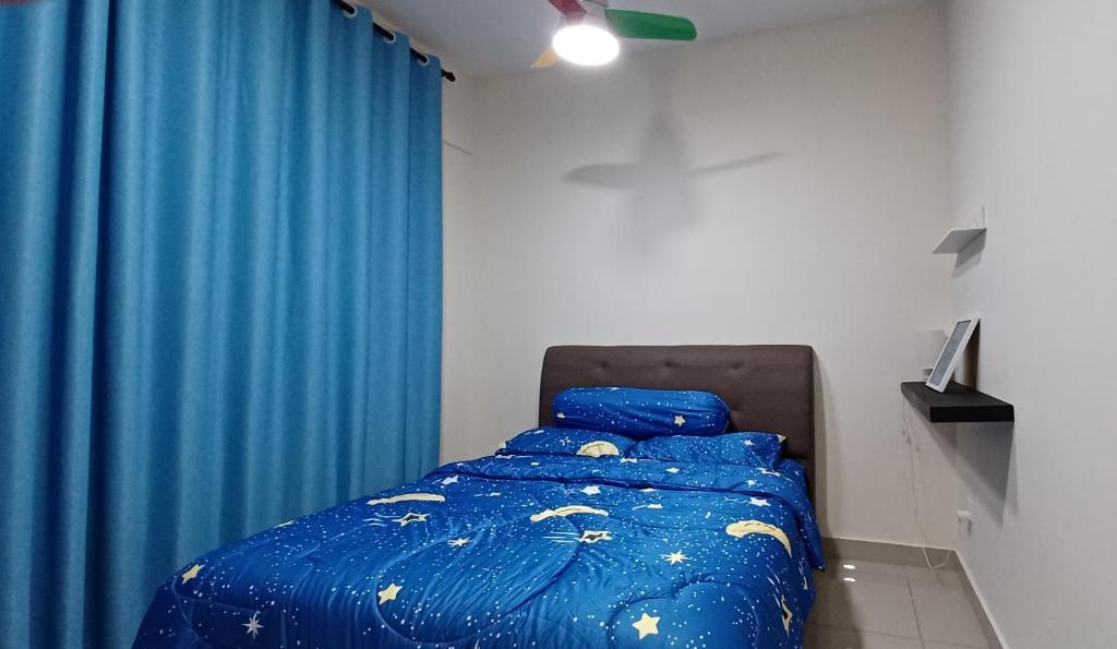 Postel nebo postele na pokoji v ubytování HOMESTAY ARC AUSTIN HILLS JB 4-5pax