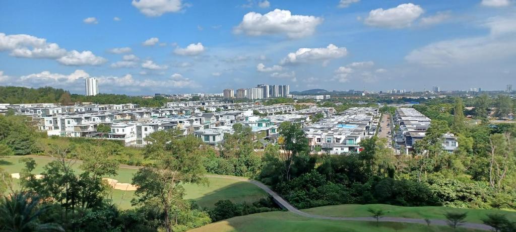 Nespecifikovaný výhled na destinaci Johor Bahru nebo výhled na město při pohledu z apartmánu