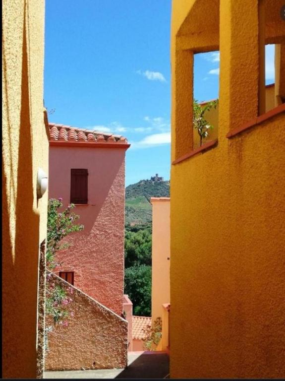 une vue sur une ruelle située entre deux bâtiments dans l'établissement ROCADE DE COLLIOURE appt T4 avec grande terrasse et garage, à Collioure