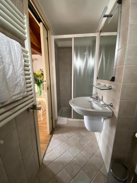 a bathroom with a sink and a mirror at Alloggi Ai Tessitori in Venice