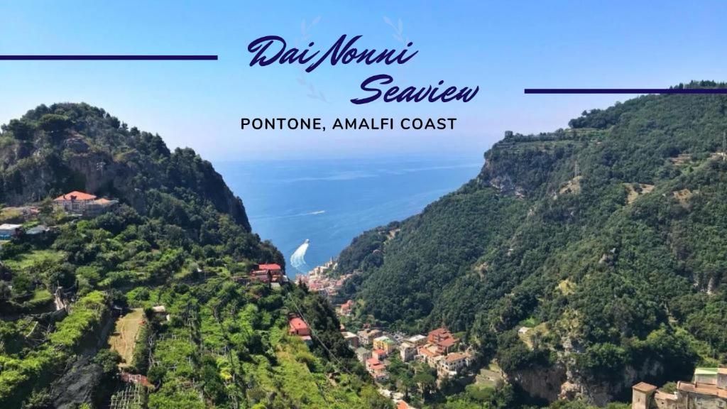 een uitzicht op de kust van Amalfi bij Dai nonni Seaview with roof terrace over the sea in Scala