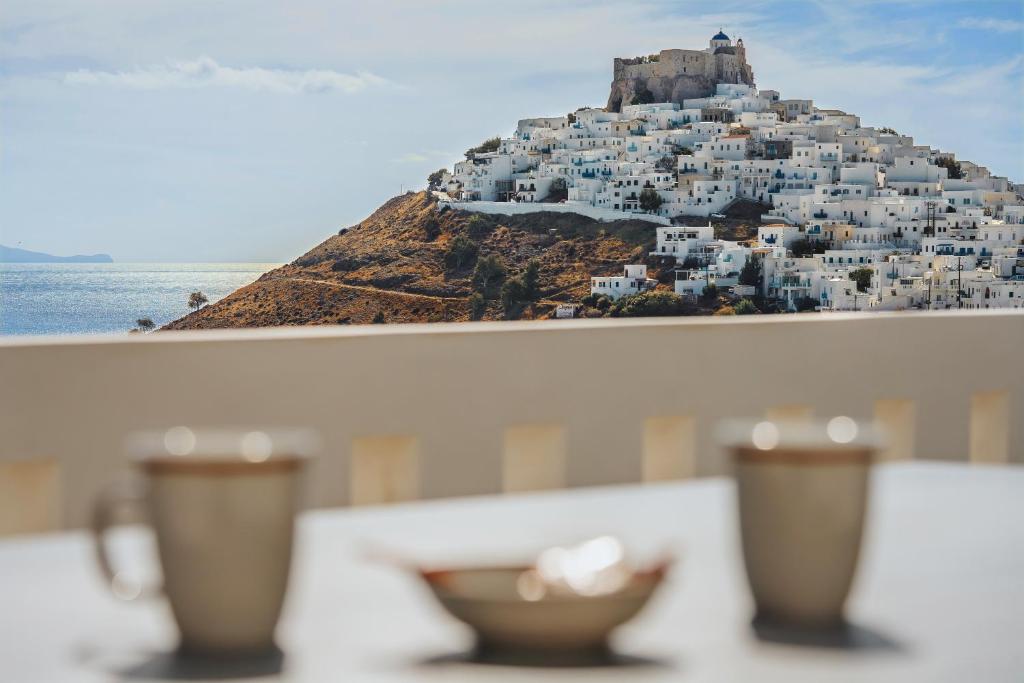 uma cidade no topo de uma colina com um castelo em Kallidora Home em Astypalaia