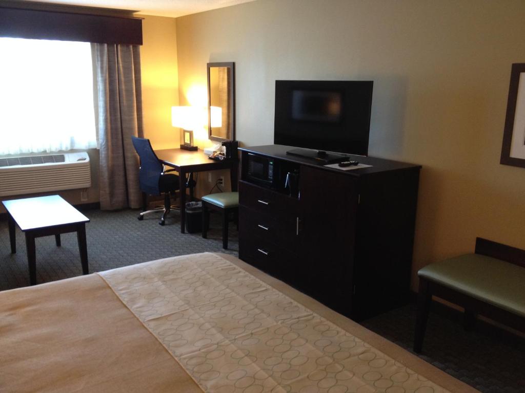 GrandStay Hotel & Suites - Glenwood - Deluxe King Room