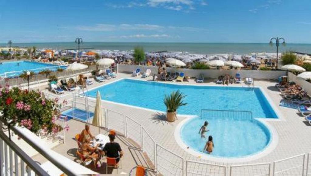 Bazén v ubytování Hotel Condor nebo v jeho okolí