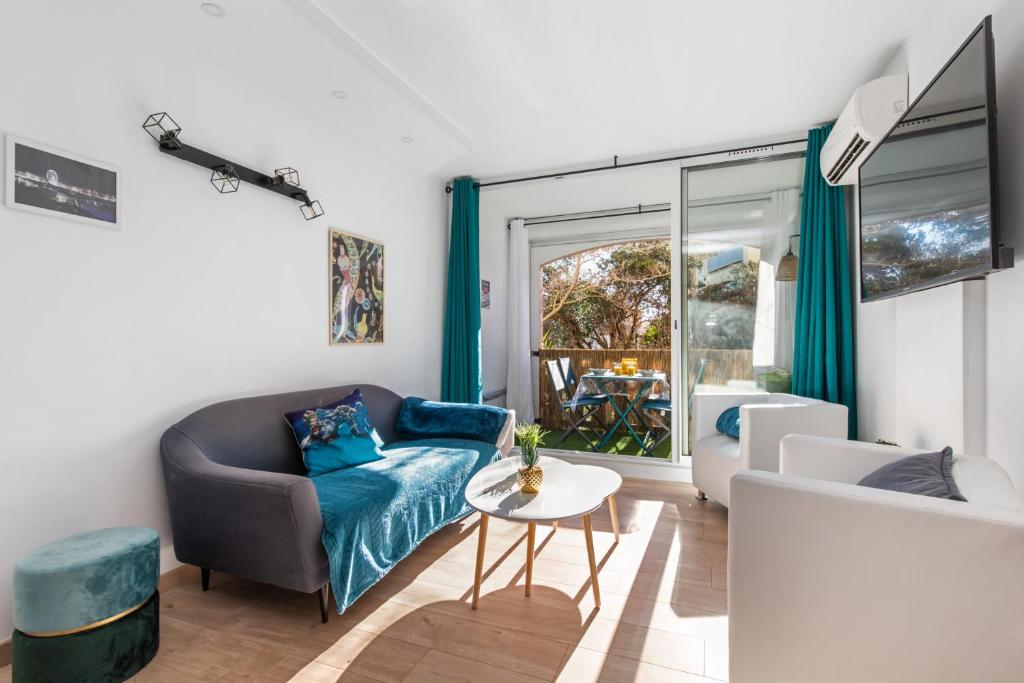 un salon avec un canapé et une table dans l'établissement Mobidick by POM, au Cap d'Agde