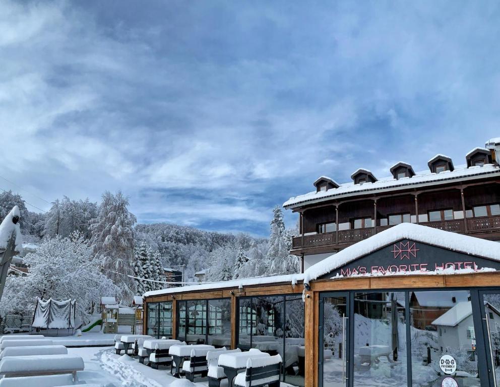 eine Skihütte mit Schnee auf dem Dach in der Unterkunft Mia's Favorite Hotel in Mavrovo-Nationalpark