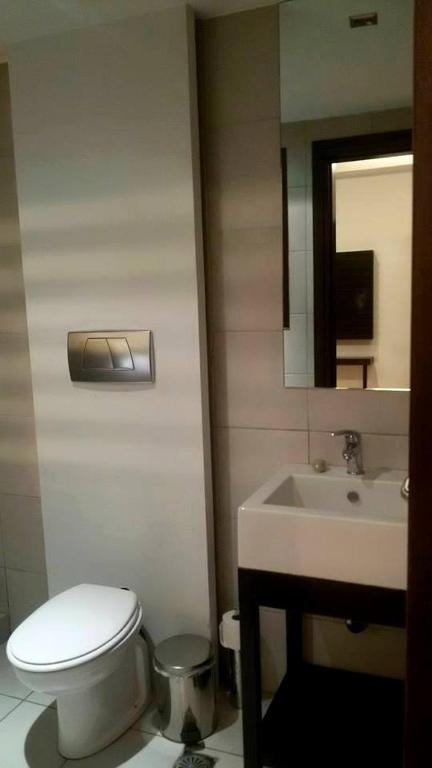 łazienka z toaletą i umywalką w obiekcie INOH HOTEL w Atenach
